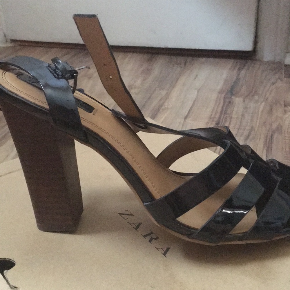 Close toe sandal heel